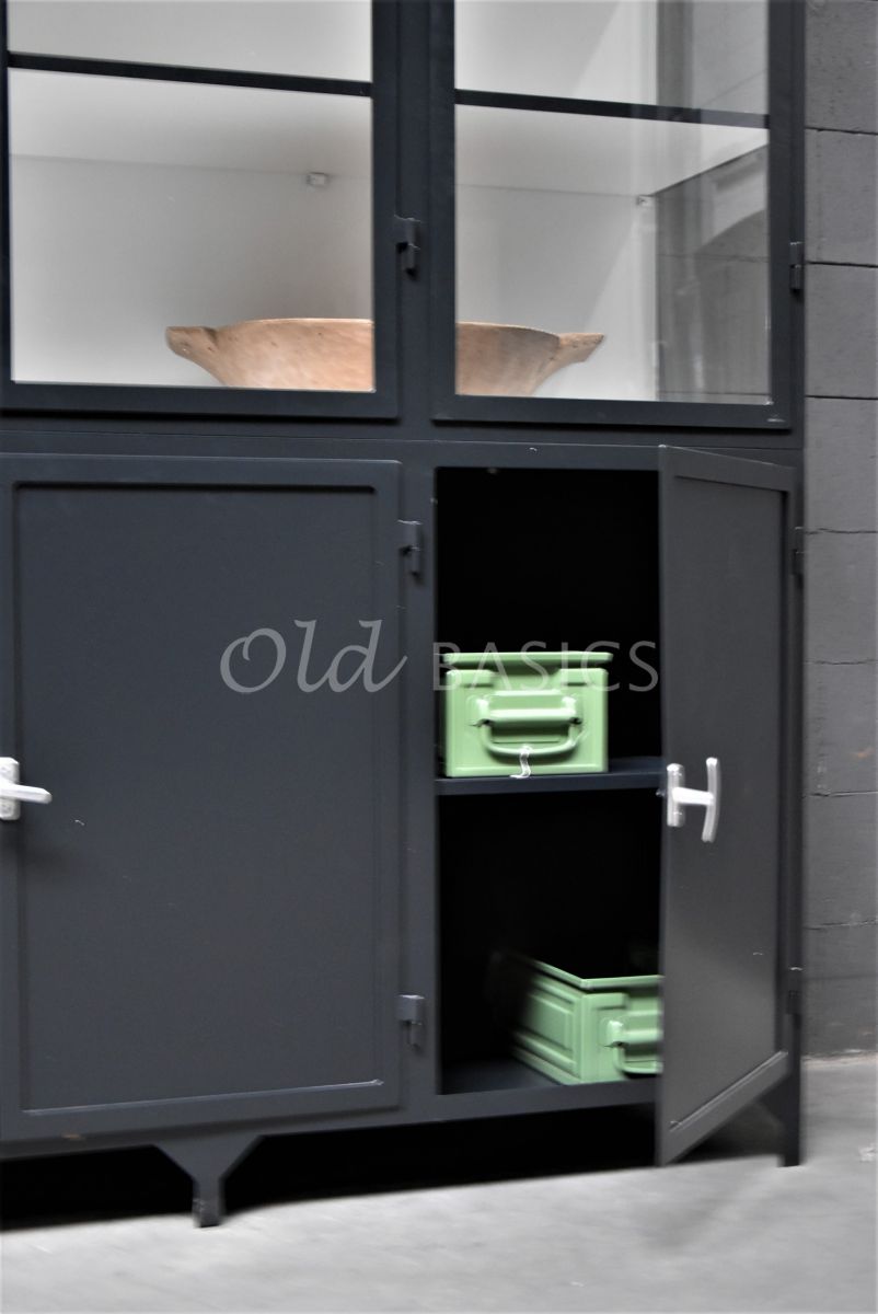 Detail van Apothekerskast Demi, 3 deuren, RAL7021, zwart, grijs, materiaal staal